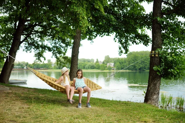 Jovens Irmãs Bonitos Divertindo Rede Belo Dia Verão Crianças Relaxando — Fotografia de Stock