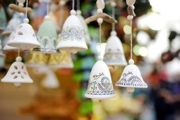 Kleurrijke Keramische Klokken Andere Decoraties Verkocht Kerstmarkt Riga Letland — Stockfoto