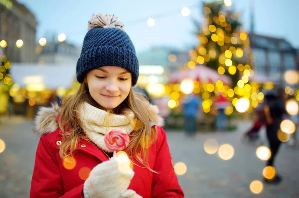 Menina Bonito Ter Pirulito Listrado Feira Natal Tradicional Riga Letônia — Fotografia de Stock