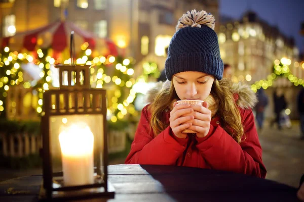 Menina Bonito Beber Chocolate Quente Feira Natal Tradicional Riga Letónia — Fotografia de Stock