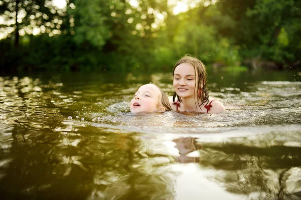 Two Young Sisters Having Fun Sandy Lake Beach Warm Sunny — Stock Photo, Image