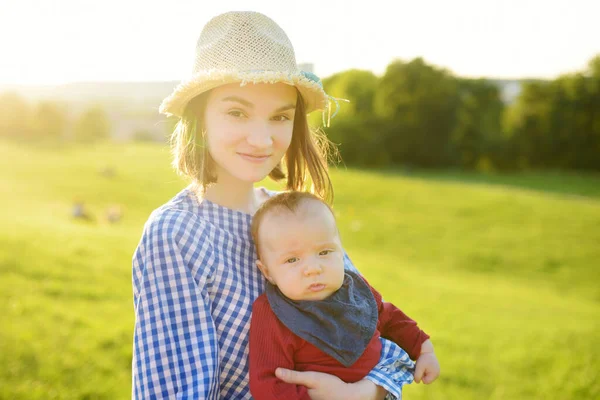 Linda Hermana Mayor Admirando Hermanito Adorable Adolescente Sosteniendo Nuevo Hermanito — Foto de Stock