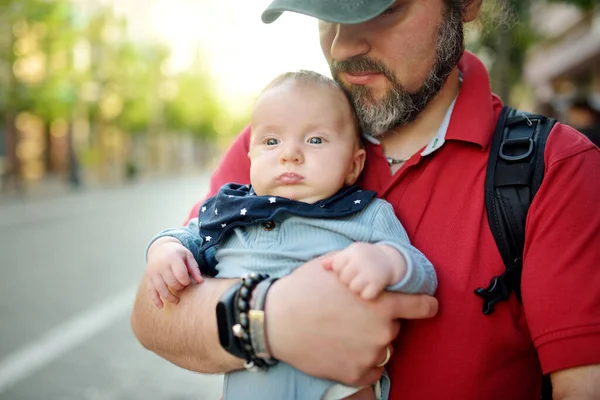 Lindo Niño Brazos Sus Padres Papá Hijo Divierten Soleado Día —  Fotos de Stock