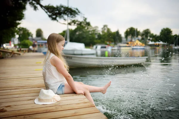 Menina Bonito Sentado Uma Plataforma Madeira Junto Lago Mergulhando Pés — Fotografia de Stock