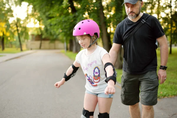 Padre Enseñando Hija Patinar Hermoso Día Verano Parque Niño Con — Foto de Stock