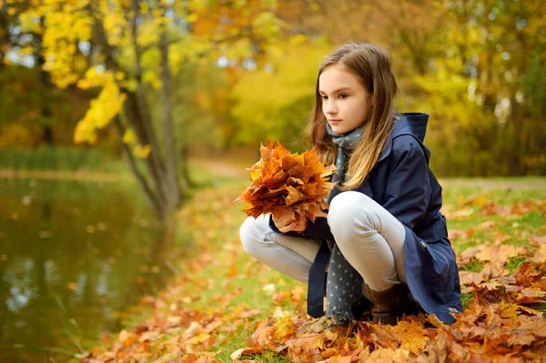 Очаровательная Молодая Девушка Веселится Прекрасный Осенний День Счастливый Ребенок Играет — стоковое фото