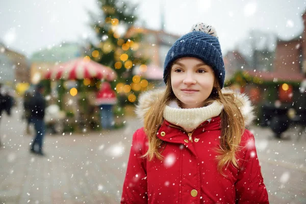 Menina Bonito Divertindo Feira Natal Tradicional Riga Letônia Crianças Que — Fotografia de Stock