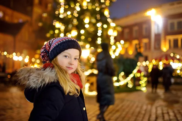 Raparigas Bonitas Olhando Para Uma Lanterna Tradicional Feira Natal Riga — Fotografia de Stock