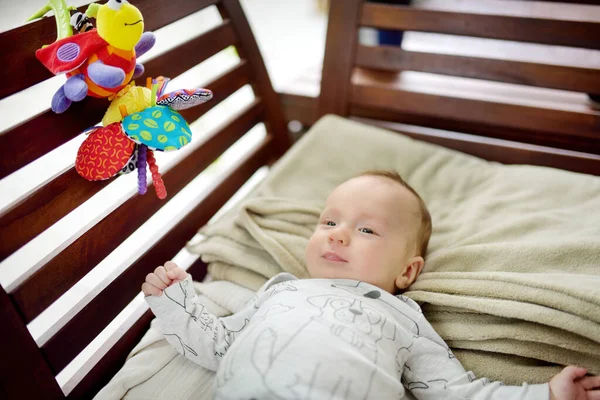 Söt Tre Månader Gammal Pojke Leker Med Sina Färgglada Leksaker — Stockfoto