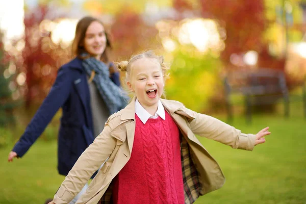 Duas Irmãs Jovens Bonitos Divertindo Belo Dia Outono Crianças Felizes — Fotografia de Stock