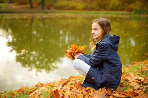 Urocza Młoda Dziewczyna Bawiąca Się Piękny Jesienny Dzień Szczęśliwe Dziecko — Zdjęcie stockowe