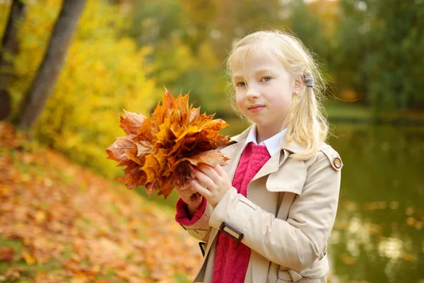 Adorable Chica Joven Divirtiéndose Hermoso Día Otoño Feliz Niño Jugando —  Fotos de Stock