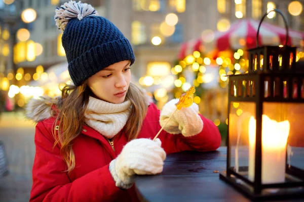 Menina Bonito Ter Pirulito Forma Galo Feira Natal Tradicional Riga — Fotografia de Stock