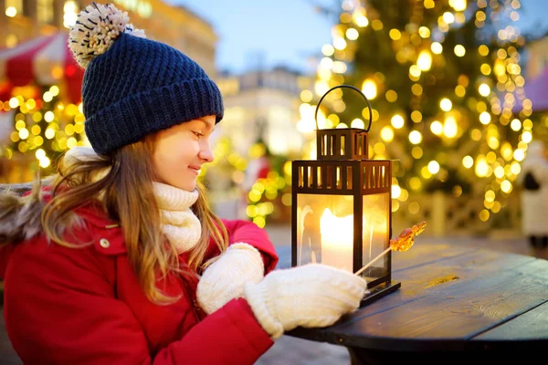 Menina Bonito Olhando Para Uma Lanterna Feira Natal Tradicional Riga — Fotografia de Stock