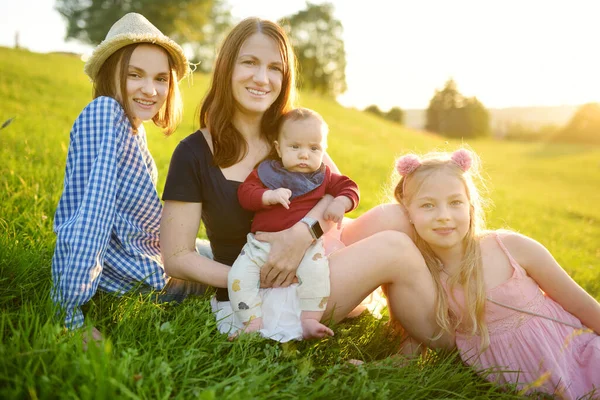 Anya Három Gyerek Szórakoznak Nyári Napon Városi Parkban Imádnivaló Kisfiút — Stock Fotó