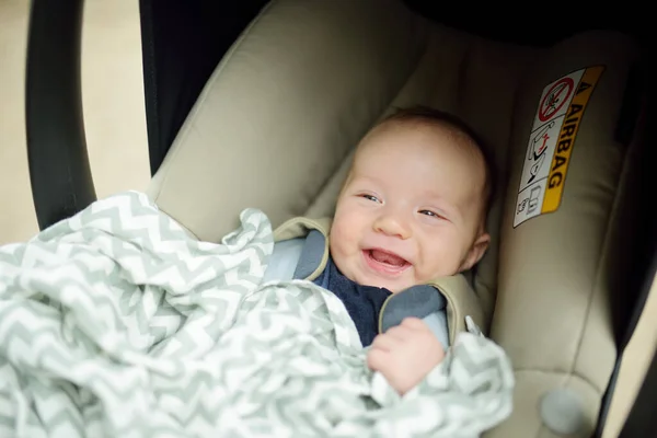 Menino Doce Sorrindo Feliz Assento Carro Lactente Ser Transportado Numa — Fotografia de Stock