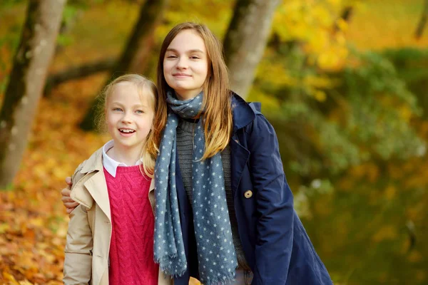 Two Cute Young Sisters Having Fun Beautiful Autumn Day Happy — Stock Photo, Image