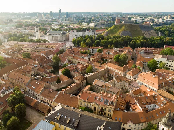 ヴィリニュス旧市街の空中ビュー 北ヨーロッパで最大の現存する中世の古い町の一つ ユネスコ世界遺産に登録されているヴィリニュス旧市街の夏の風景 — ストック写真