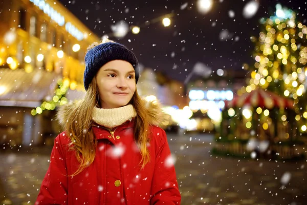 Menina Bonito Divertindo Feira Natal Tradicional Riga Letônia Crianças Que — Fotografia de Stock