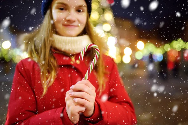 Menina Bonito Ter Cana Açúcar Listrado Feira Natal Tradicional Riga — Fotografia de Stock