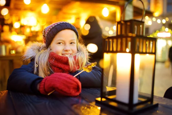 Menina Bonito Ter Pirulito Forma Galo Feira Natal Tradicional Riga — Fotografia de Stock