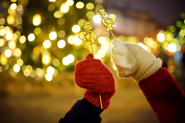 Detailní Záběr Ruce Držící Lízátka Tvaru Kohouta Tradičním Vánočním Veletrhu — Stock fotografie