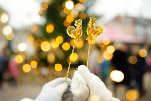 Close Mãos Segurando Pirulitos Forma Galo Tradicional Feira Natal Riga — Fotografia de Stock