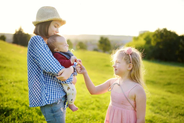 Dos Hermanas Mayores Admirando Adorable Hermanito Dos Chicas Jóvenes Sosteniendo —  Fotos de Stock