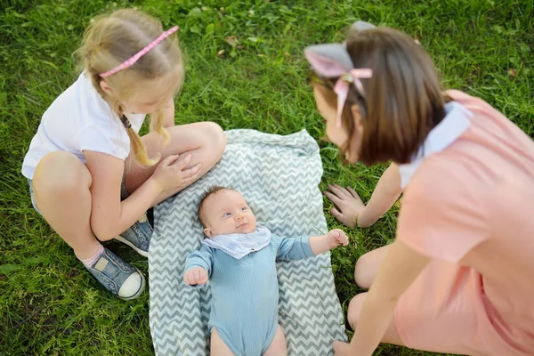 Due Sorelle Maggiori Che Ammirano Loro Adorabile Fratellino Due Ragazze — Foto Stock