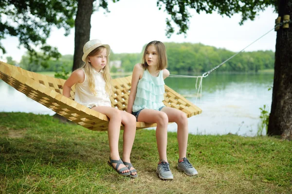 Hermanas Jóvenes Lindas Que Divierten Hamaca Día Hermoso Del Verano — Foto de Stock