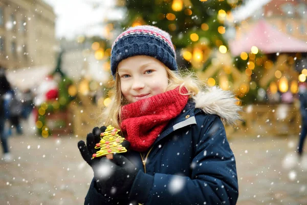 Menina Bonito Ter Biscoito Gengibre Feira Natal Tradicional Riga Letônia — Fotografia de Stock