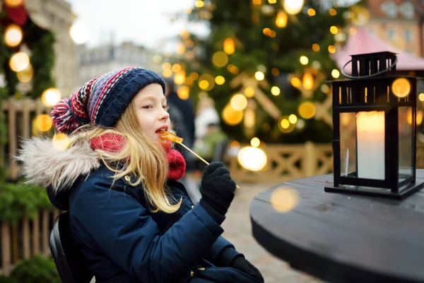 Menina Bonito Ter Pirulito Forma Galo Feira Natal Tradicional Riga — Fotografia de Stock