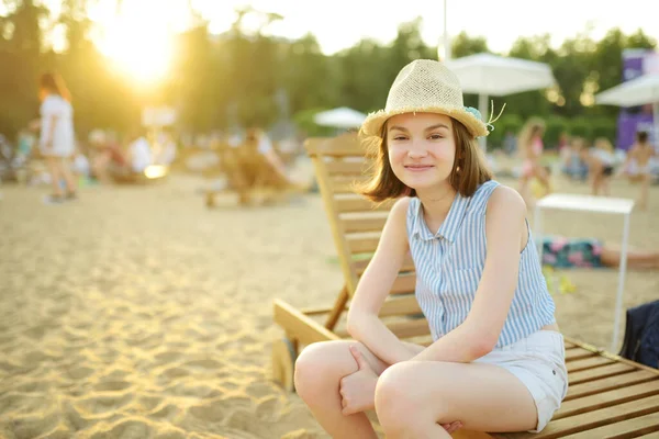 Menina Adolescente Adorável Divertindo Praia Cidade Praça Lukiskes Vilnius Dia — Fotografia de Stock