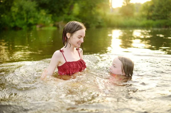 Dos Hermanas Jóvenes Divirtiéndose Una Playa Lago Arena Día Verano —  Fotos de Stock