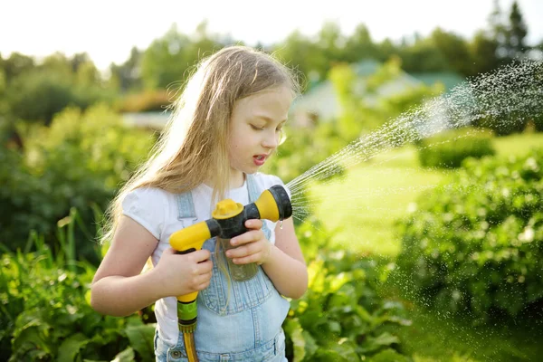 Menina Bonito Regar Canteiros Flores Jardim Dia Verão Criança Usando — Fotografia de Stock