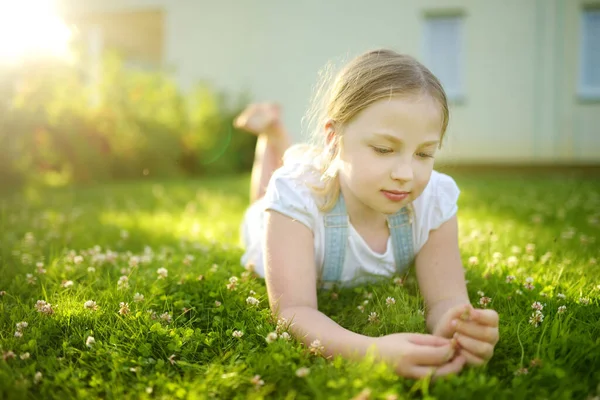 Grappig Jong Meisje Heeft Plezier Een Gras Achtertuin Zonnige Zomeravond — Stockfoto