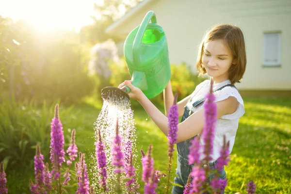 Menina Bonito Regar Flores Jardim Dia Verão Criança Usando Regador — Fotografia de Stock