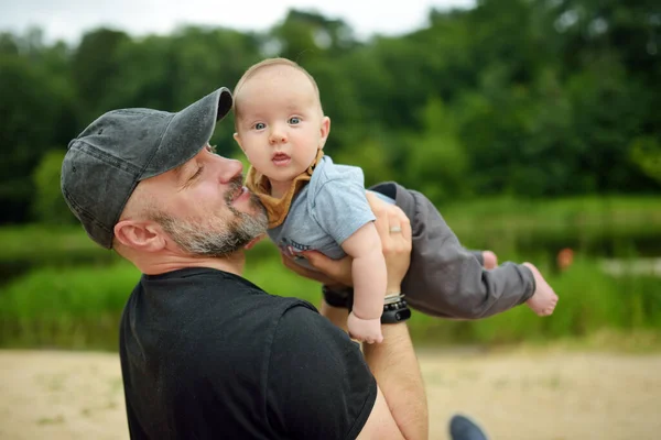 Leuke Kleine Jongen Zijn Vaders Armen Papa Zoon Hebben Plezier — Stockfoto