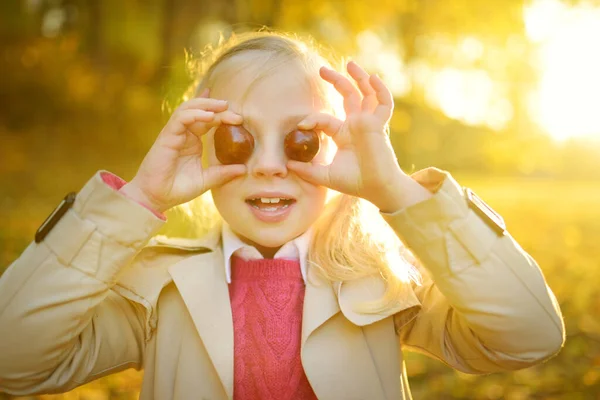 Bedårande Ung Flicka Som Har Roligt Vacker Höstdag Glada Barn — Stockfoto