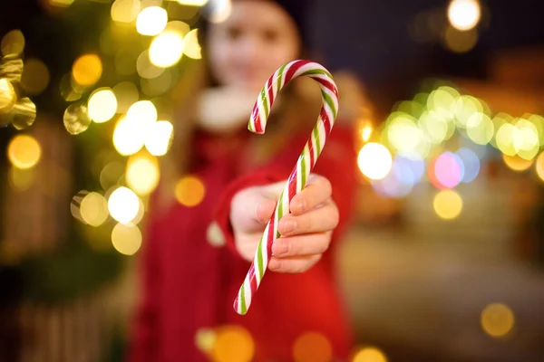 Menina Bonito Ter Cana Açúcar Listrado Feira Natal Tradicional Riga — Fotografia de Stock