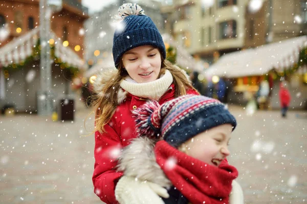 Duas Irmãs Adoráveis Divertindo Juntas Tradicional Feira Natal Riga Letônia — Fotografia de Stock