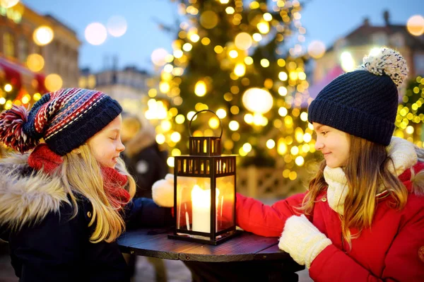 Duas Irmãs Adoráveis Sentadas Divertindo Juntas Tradicional Feira Natal Riga — Fotografia de Stock