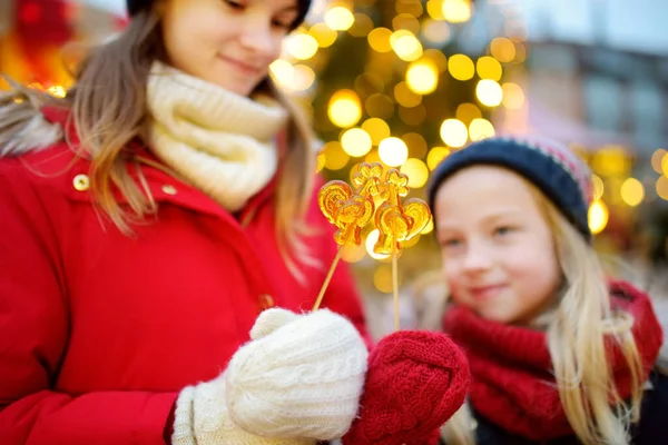 Duas Irmãs Adoráveis Tendo Pirulitos Forma Galo Tradicional Feira Natal — Fotografia de Stock