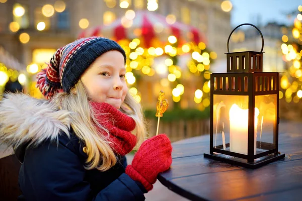 Menina Bonito Ter Pirulito Forma Galo Feira Natal Tradicional Riga — Fotografia de Stock