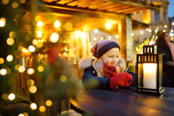 Menina Bonito Ter Pirulito Forma Galo Feira Natal Tradicional Riga — Fotografia de Stock