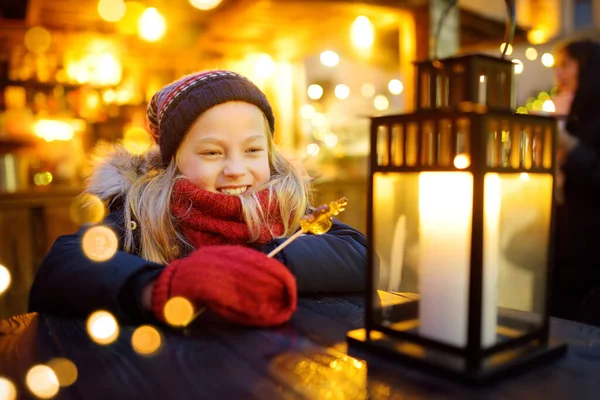 Menina Bonito Ter Pirulito Forma Galo Feira Natal Tradicional Riga — Fotografia de Stock