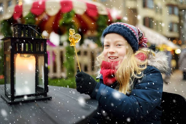 Menina Bonito Ter Pirulito Forma Galo Feira Natal Tradicional Riga — Fotografia de Stock