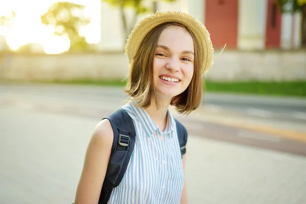 リトアニアのヴィリニュスの街を暖かく晴れた夏の日にかわいい女の子の観光 子供連れのファミリーレジャー — ストック写真