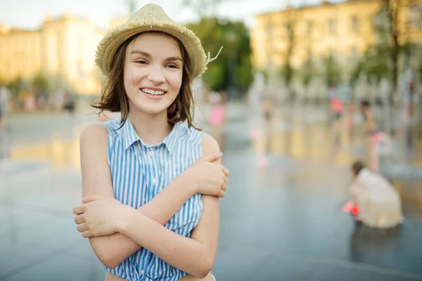 Nettes Teenie Mädchen Spielt Springbrunnen Auf Dem Neu Renovierten Lukiskes — Stockfoto