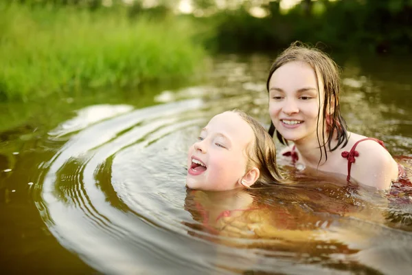 Dos Hermanas Jóvenes Divirtiéndose Una Playa Lago Arena Día Verano — Foto de Stock